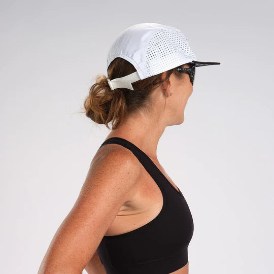 UNISEX TECH 5 - PANEL HAT - WHITE/BLACK